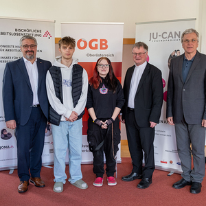 v.l.: Andreas Stangl, ÖGB-Landesvorsitzender; Nico Haider, Teilnehmer Jugendprojekt JU-CAN; Isabella Freilinger, Teilnehmerin Jugendprojekt JU-CAN; Bischof Manfred Scheuer und Christian Winkler, Geschäftsführung Bischöfliche Arbeitslosenstiftung